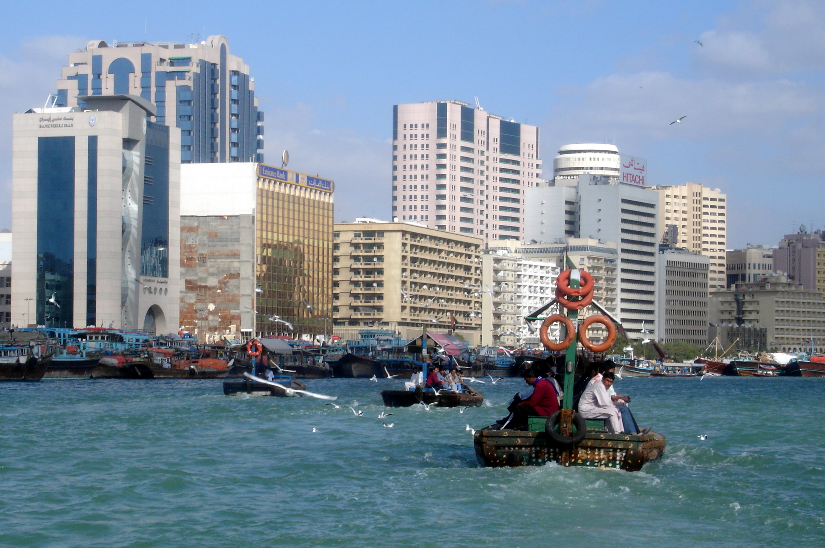 مشهد حقيقي من الإمارات يرتبط بخدمات التأشيرات والإقامة